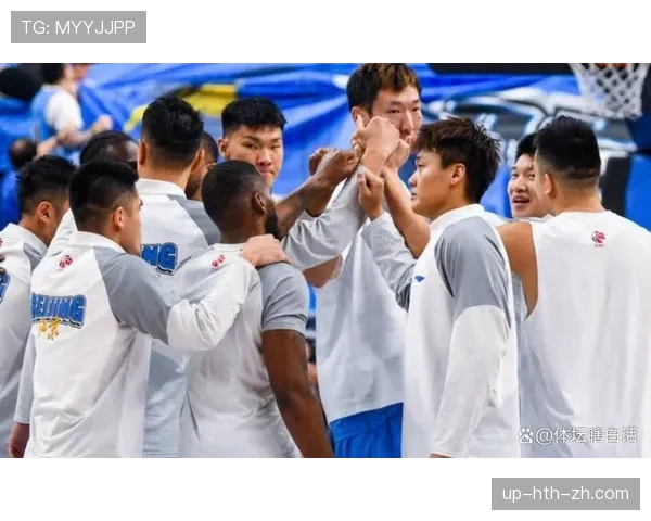 周琦拎着菜篮子跟邻居聊家常，手上那块金表在太阳下直接晃瞎我