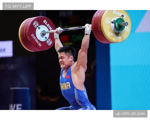 刷到吕小军的日常照，低调得像隔壁大哥，桌上那几张发票把我看傻了