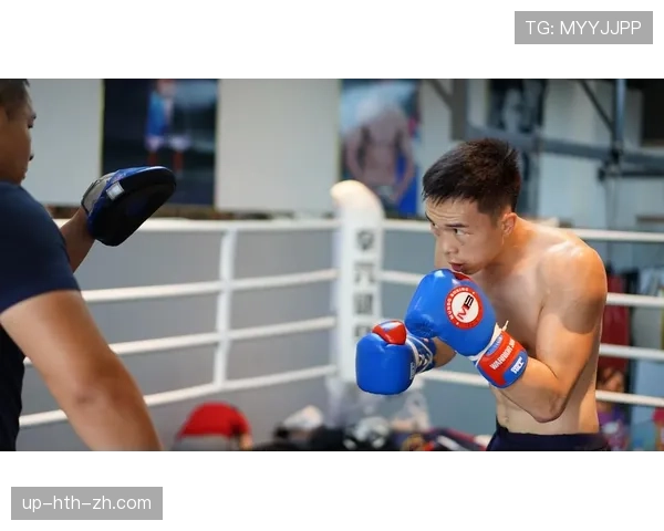 徐灿穿着运动衫背着能付我半年房租的包，瞬间从拳迷变吃瓜群众