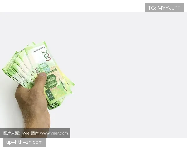阿尔瓦雷斯训练完直接去超市抢购蛋白粉，结账时掏出一叠现金吓懵收银员